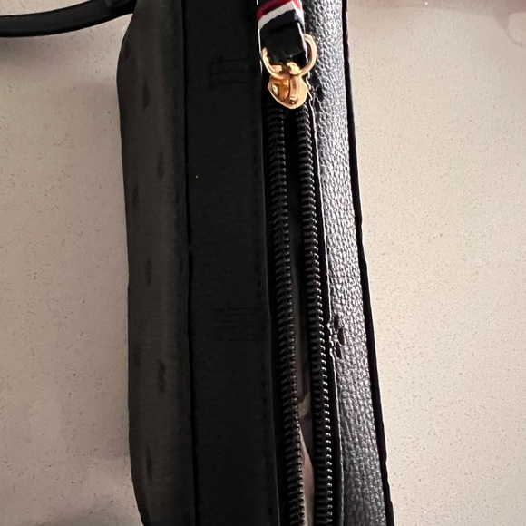 Tommy Hilfiger Women's Camera Crossbody Bag - Black Faux Leather Embossed Logo - Picture 5 of 11